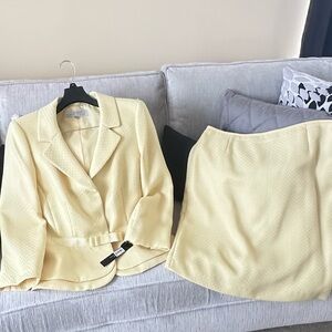 Two piece Tahari summer skirt suit fully lined